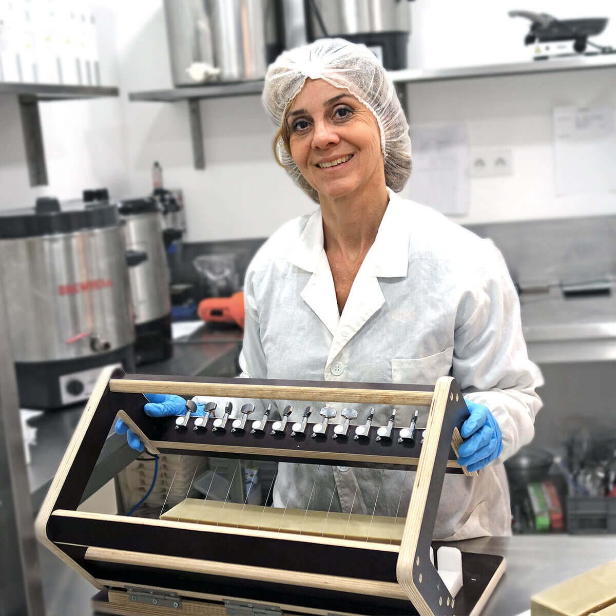 Fabrication artisanale de savons au lait de chèvre dans un laboratoire cosmétique en Ardèche – Kaolin and Co
