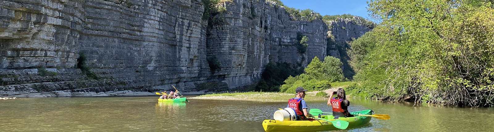 Canoë dans les gorges d’Ardèche, illustration des activités de plein air pour lesquelles ARDESUN conçoit ses protections solaires et anti-moustiques.