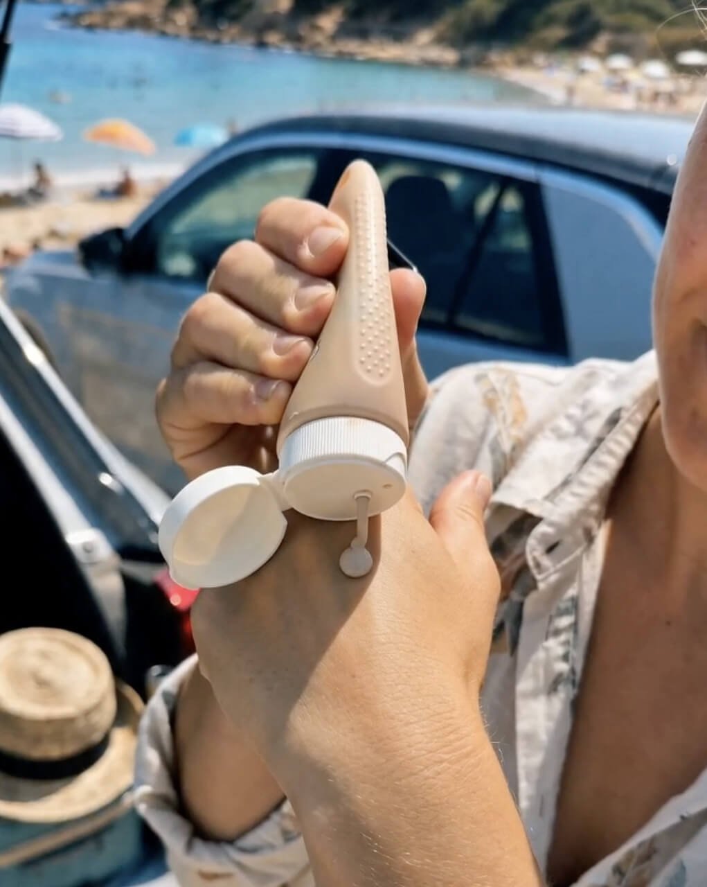 Application d’une crème solaire minérale SPF 50 sur le bras près de la plage